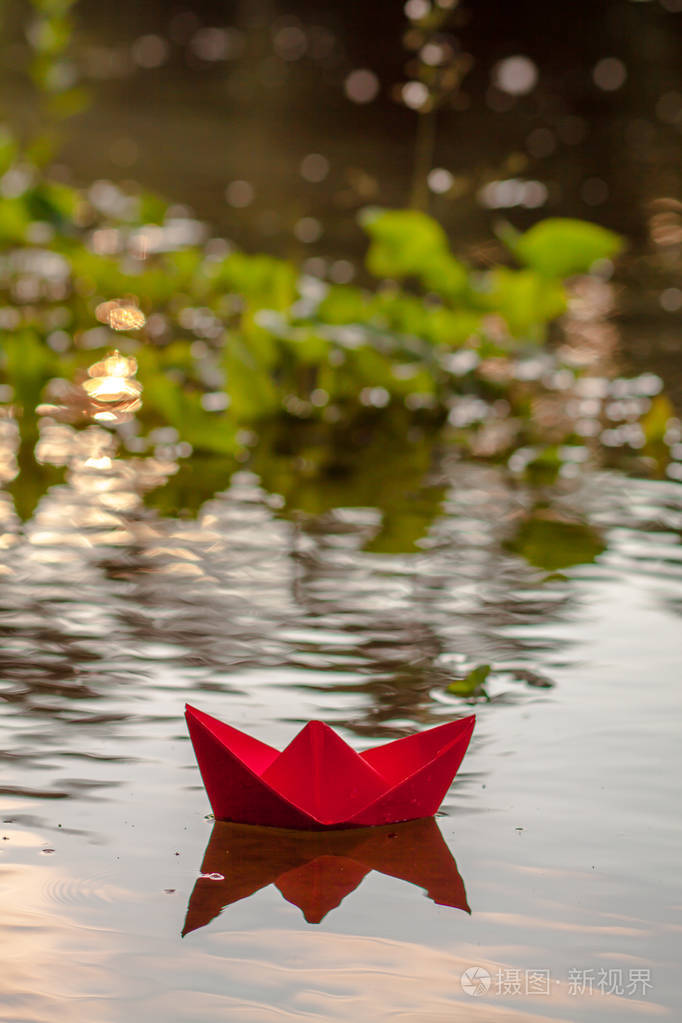 水上的纸船