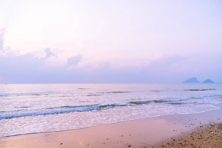 美丽的海滩和海在日出时间