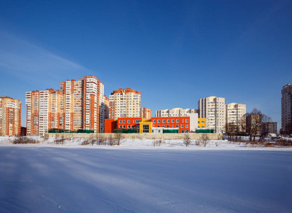皮克霍卡河畔有幼儿园的新住宅区。 巴拉希卡莫斯科地区俄罗斯。