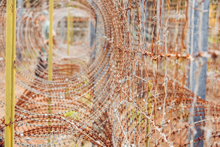 铁丝网是监狱里的篱笆。 监狱概念