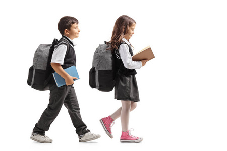 一名男生和一名女生在白色背景下行走，背着背包和书本