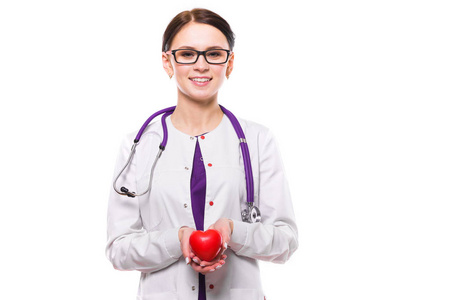 年轻的女医生拿着玩具心脏隔离在白色