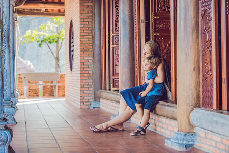 快乐的游客母子在宝塔。 前往亚洲的概念。 带着婴儿概念旅行。