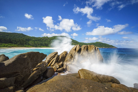 水喷泉在花岗岩岩石, 狂放的热带海滩与棕榈