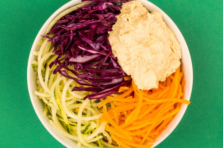 纯素食或素食沙拉碗配红白菜西葫芦胡萝卜和鹰嘴豆泥