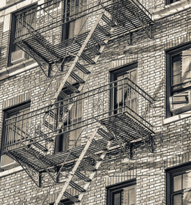 纽约市曼哈塔姆建筑立面与外部楼梯。