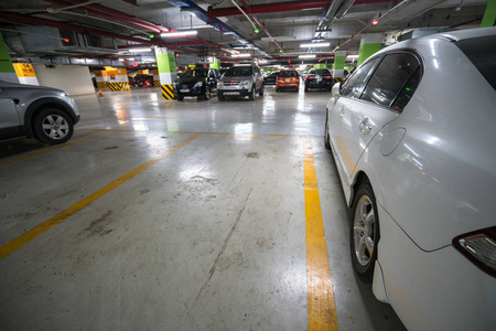 现代的停车场图片