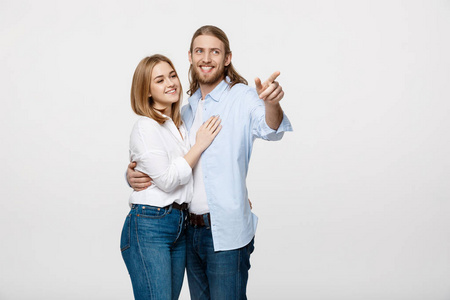 肖像年轻幸福情侣爱微笑拥抱点手指空复制空间, 男人和女人的微笑向上