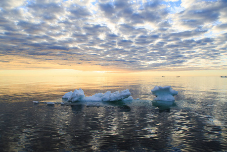 海水中的冰对日落的天空