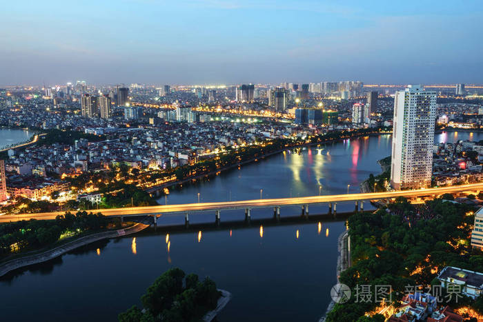 在黄昏时分, 河内城市景观的鸟瞰图.越南河内灵大坝半岛