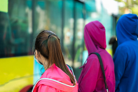 等车的女孩图片