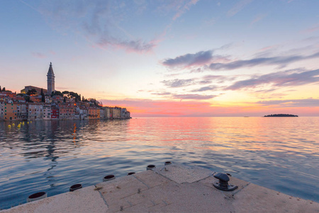 欧洲亚得里亚海沿岸的罗维尼美丽的日落