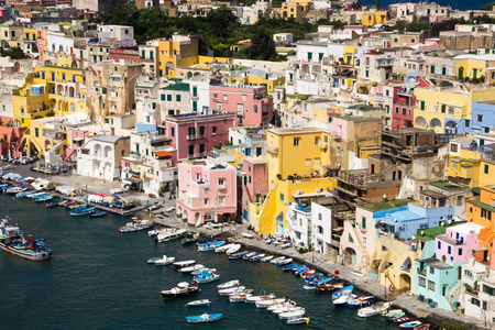 普罗奇达岛，意大利内波利坦湾有五颜六色的房子和码头