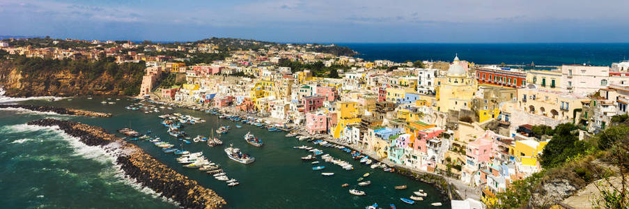 普罗奇达岛，意大利内波利坦湾有五颜六色的房子和码头