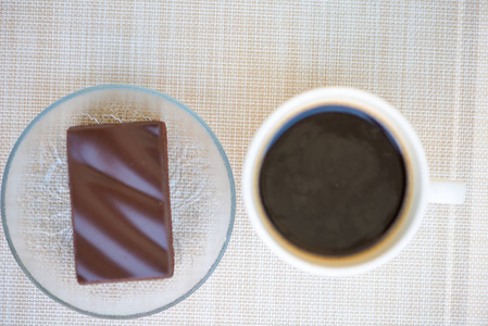 一杯咖啡和巧克力蛋糕