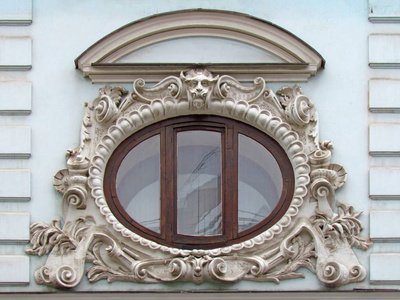 莫斯科俄罗斯2017年5月。建筑的正面装饰着一个椭圆形的窗户，以新艺术风格。
