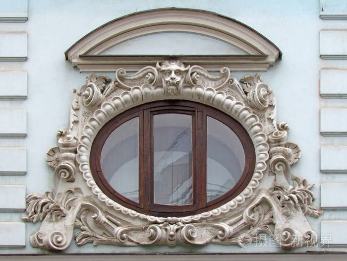 建筑的正面装饰着一个椭圆形的窗户,以新艺术风格.