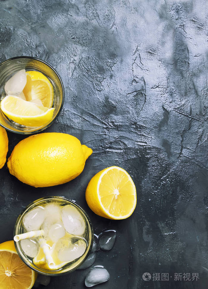 夏日清爽柠檬水加冰和苏打水灰色背景图