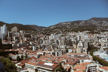 晴天山坡上的城市建筑风景图片