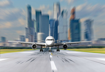 飞机在机场起飞反对城市和摩天大楼的背景