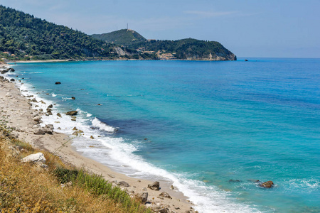 希腊列夫卡达群岛蓝色水域阿吉奥斯尼基塔斯海滩全景
