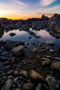 日落在岩石太平洋西北海滩