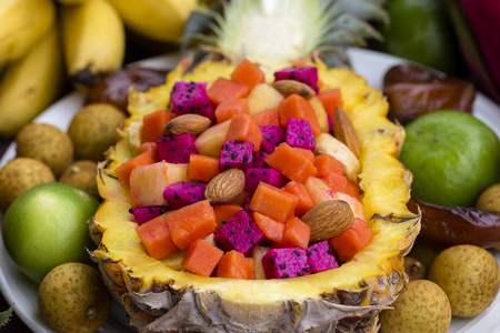 新鲜热带水果沙拉塞在菠萝健康早餐, 减肥概念, 关闭