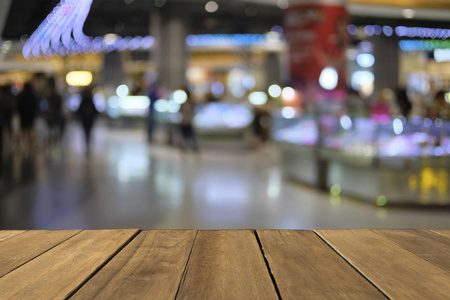 空白木桌在前面模糊散景背景, 拷贝空间, 为展示产品