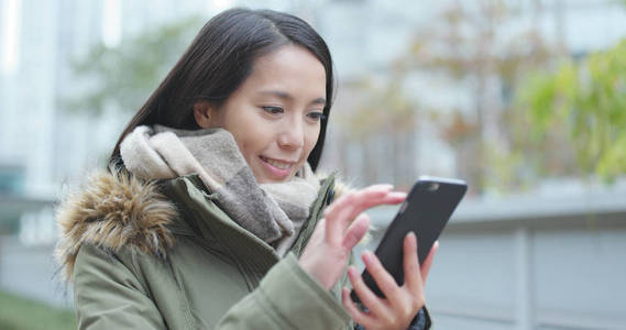 在户外使用手机的女人