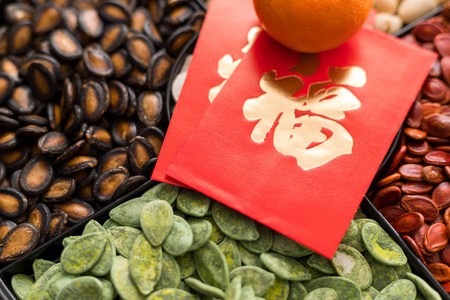 传统的中国小吃托盘，农历新年用红包表示幸运
