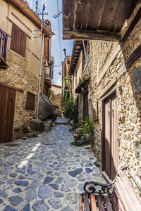 塞浦路斯特洛多斯山中部古希腊村庄的狭窄街道。