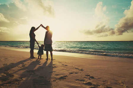 家庭与儿童玩耍, 在日落海滩玩得开心, 育儿