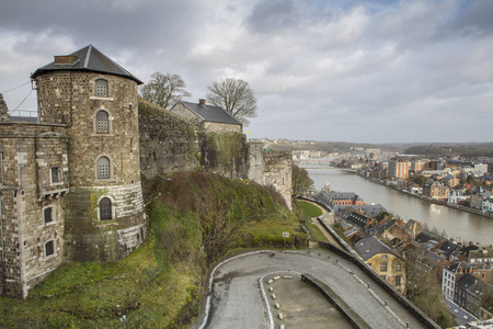 比利时纳穆尔瓦隆尼亚地区历史城堡的纳穆尔城景图