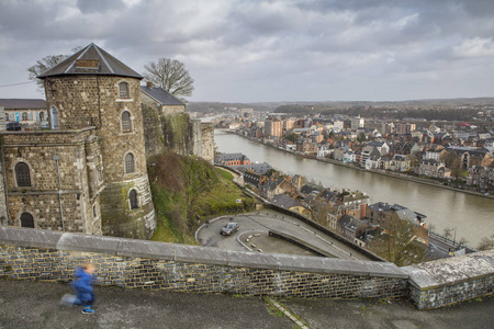 比利时纳穆尔瓦隆尼亚地区历史城堡的纳穆尔城景图