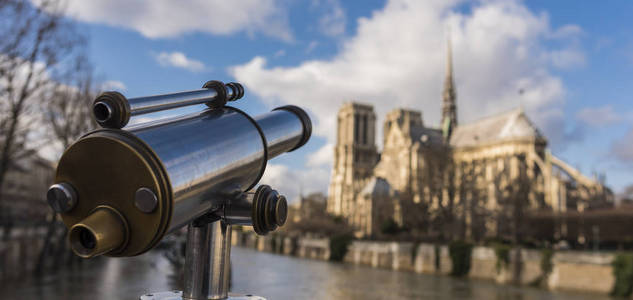 旅游望远镜在巴黎圣母院巴黎大教堂引用岛