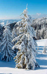 冬天山下雪的风景