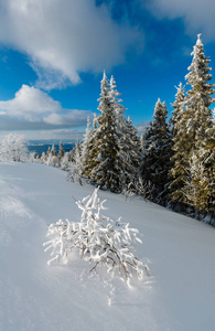 冬天山下雪的风景