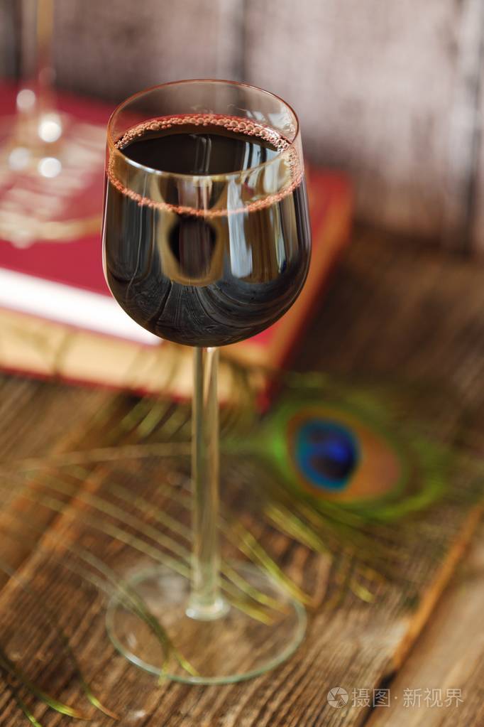 木制桌子上的一杯红酒