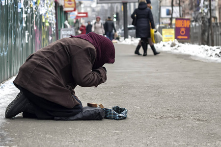 一个老人, 无家可归的女人向冷漠的路人请求怜悯.
