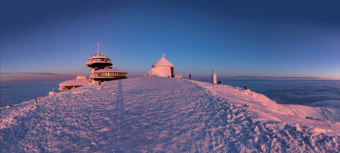克尔科诺谢山山冬季 Snezka 山的山峰。全景 Snezka 后, 在美丽的粉彩色彩的日落
