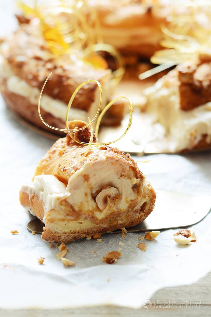 巴黎蛋糕最好的奶油蛋糕从蛋奶油糊与空气蛋奶油普拉林和坚果焦糖法式