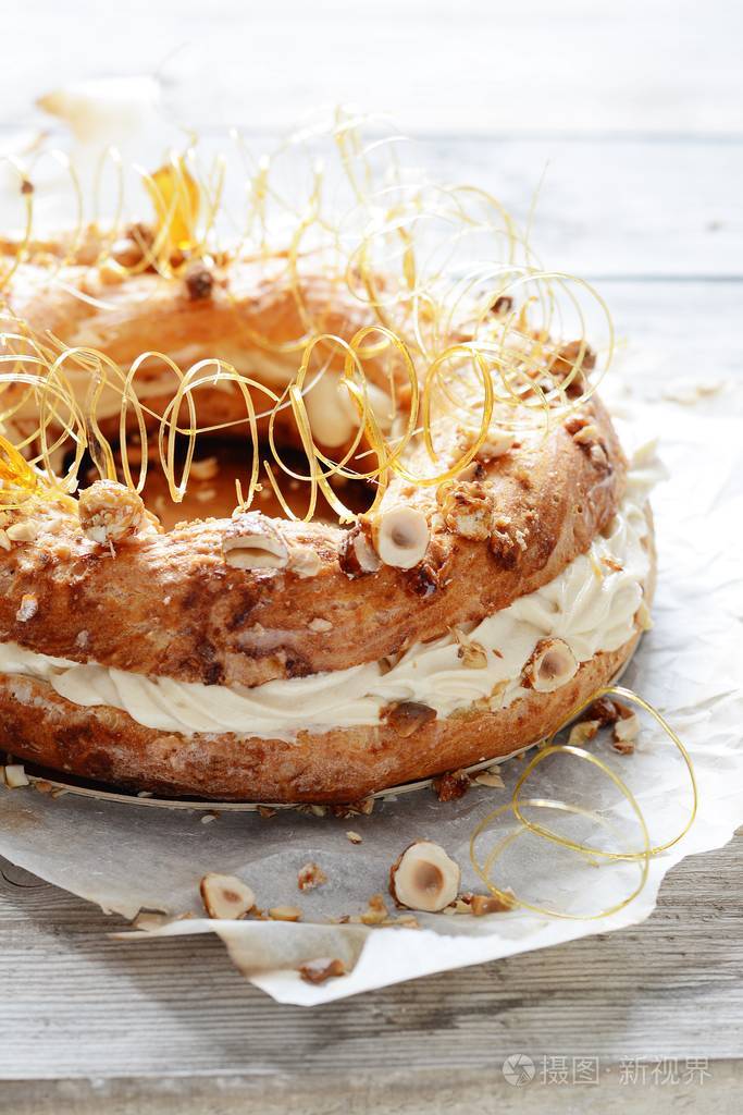巴黎蛋糕最好的奶油蛋糕从蛋奶油糊与空气蛋奶油普拉林和坚果焦糖法式