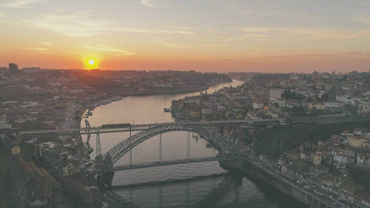 在日落时，由古斯塔夫埃菲尔设计的标志性的DomLuis I桥在空中长时间暴露，穿过多罗河，历史上的里贝拉和塞区在Portopo
