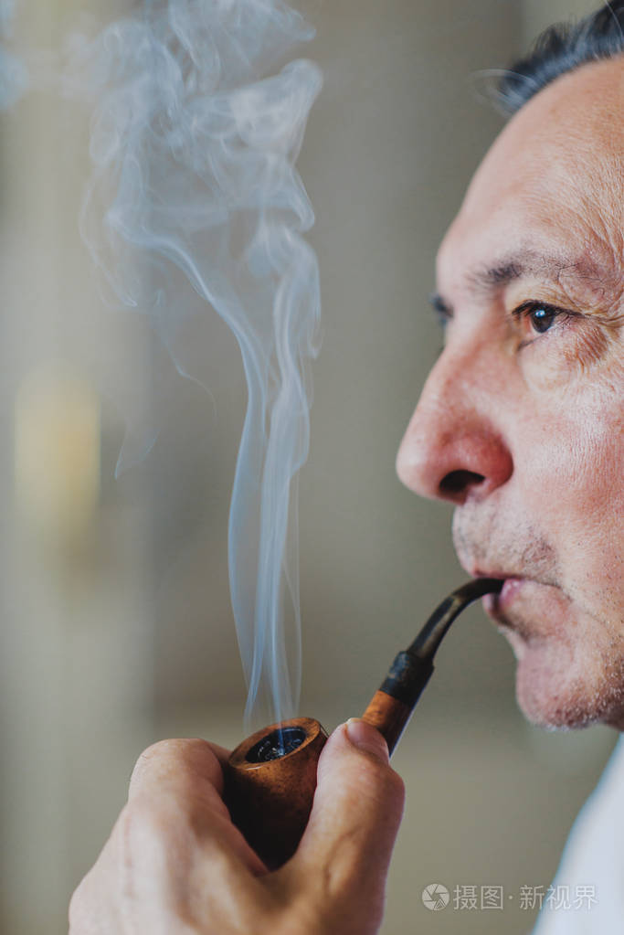 高级烟斗吸烟者