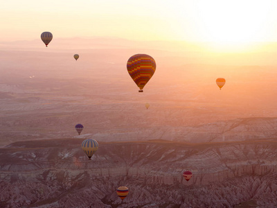 热气球在卡帕多细亚，土耳其格雷梅国家公园的山景色