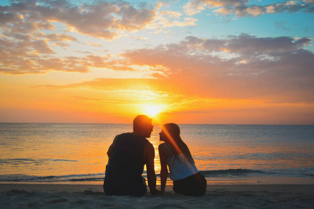 海滩上的情侣在日落的暑假, 美丽的年轻人在恋爱中, 男人女人牵手海洋假期旅行