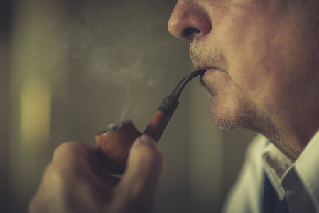 高级烟斗吸烟者照片