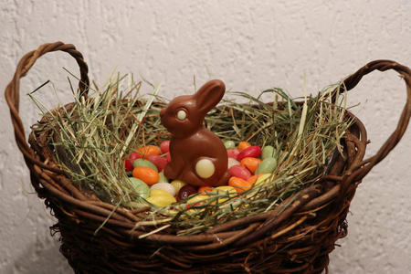巧克力复活节兔子在篮子里