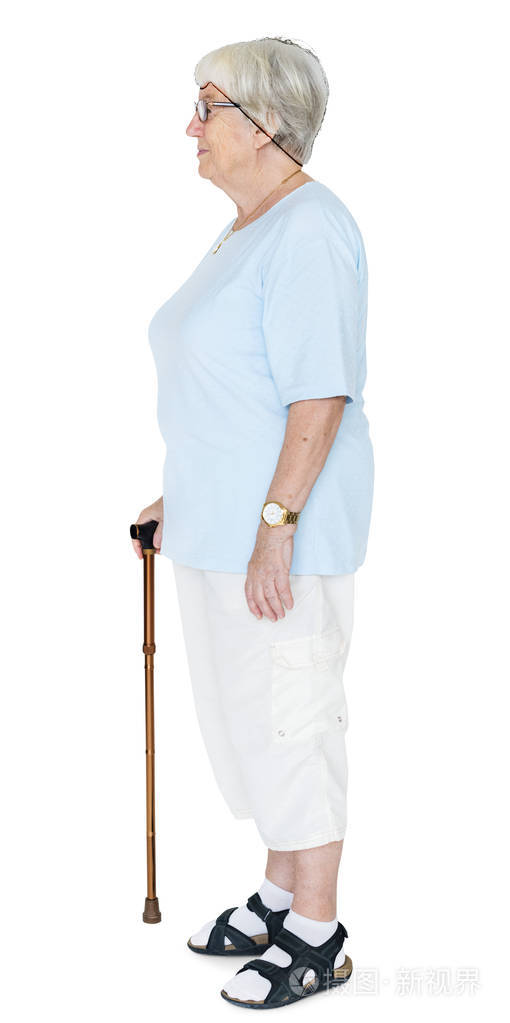 一位被隔离在白色背景下的老年妇女的侧写