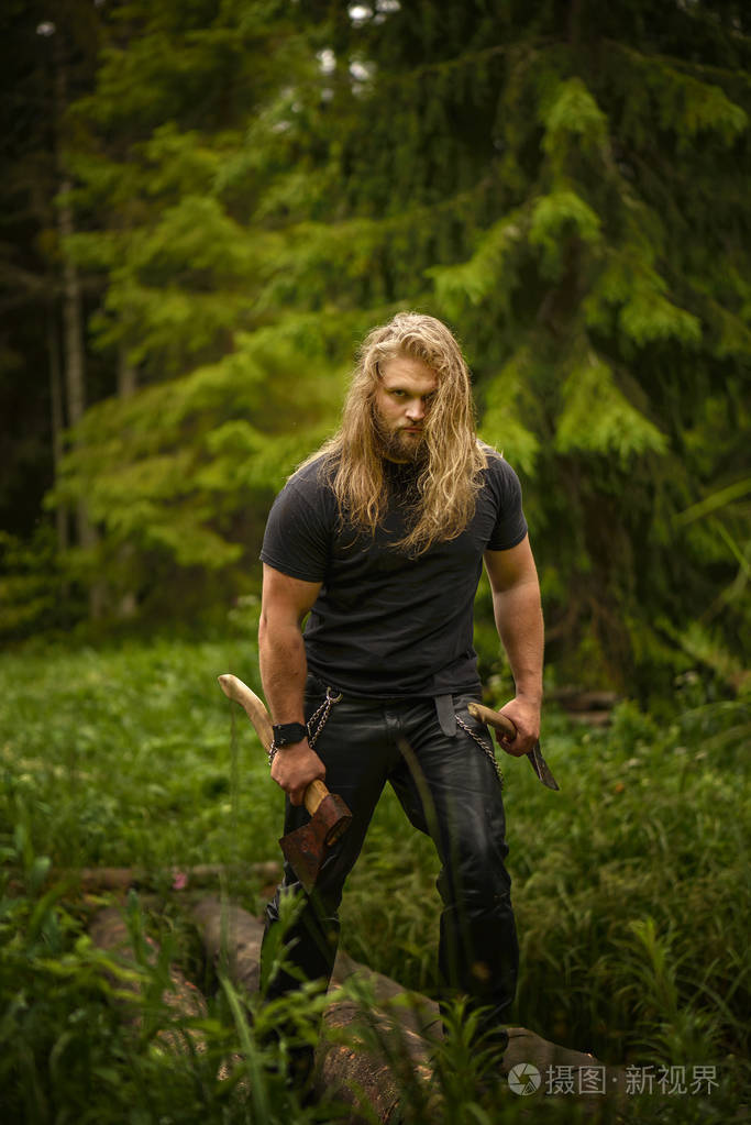 长长的头发在森林中的轴的野蛮人